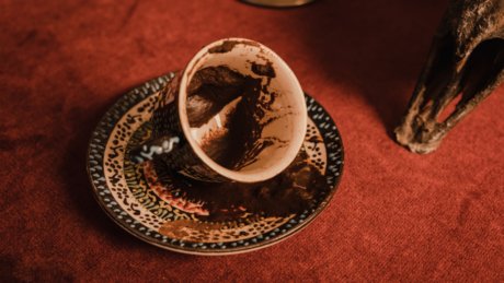 Жена тражила развод након што је ЧетГПТ у шољици кафе "видео" да је муж вара