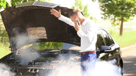 Dim ispod haube ne mora nužno da znači da se automobil zapalio: Ovo mogu biti uzroci