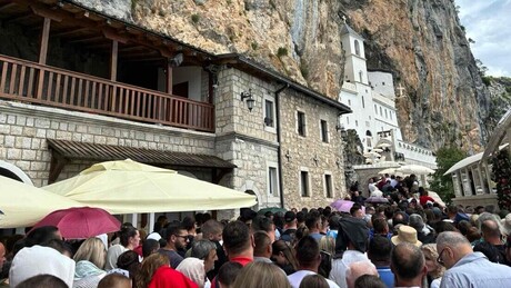 Reke ljudi slivaju se na Ostrog: Hiljade vernika došlo da se pokloni Svetom Vasiliju