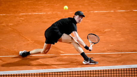 Malo poznati Holanđanin mučio Sinera u prvom setu, Italijan u osmini finala Rima