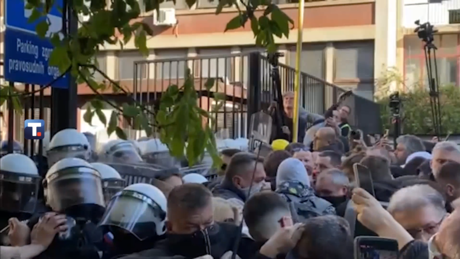 Nemiri u Novom Sadu: Blokiran ulaz u Viši sud, policija reagovala (VIDEO)