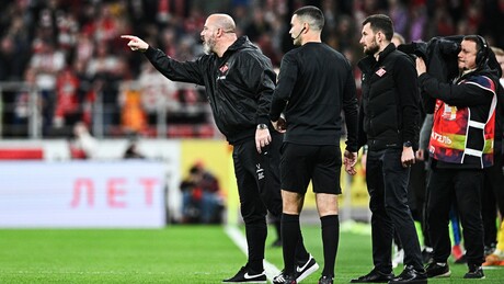 Šuškanje novčanica, isključenja, sukobi sa sudijama i novinarima – da li Dejan traži otkaz u Spartaku?