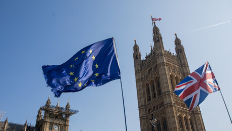 Rusija i Amerika razmatraju mir, a Evropa i Britanija uvode nove sankcije