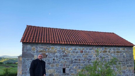 Lažni sveštenik ne miruje: "Episkop kosovski" ponovo provalio u crkvu i održao "obred"