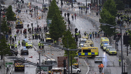 Комби ужаса усред славља Ливерпула: Пoвређено на десетине навијача
