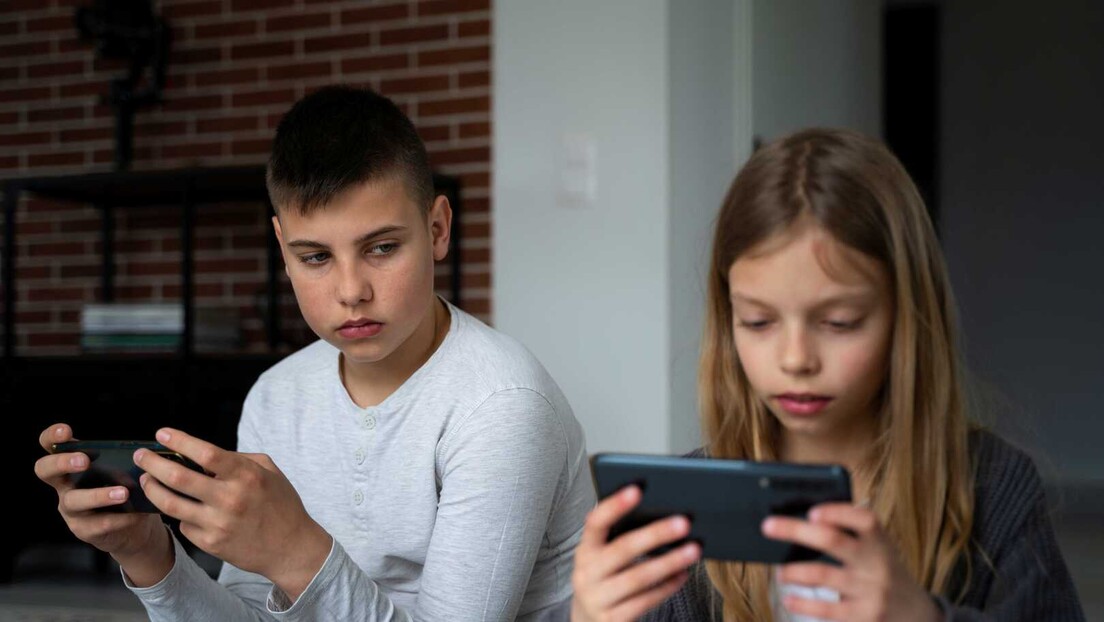 Deca u Srbiji sve više koriste AI četbotove - interesovanje udvostručeno za godinu dana