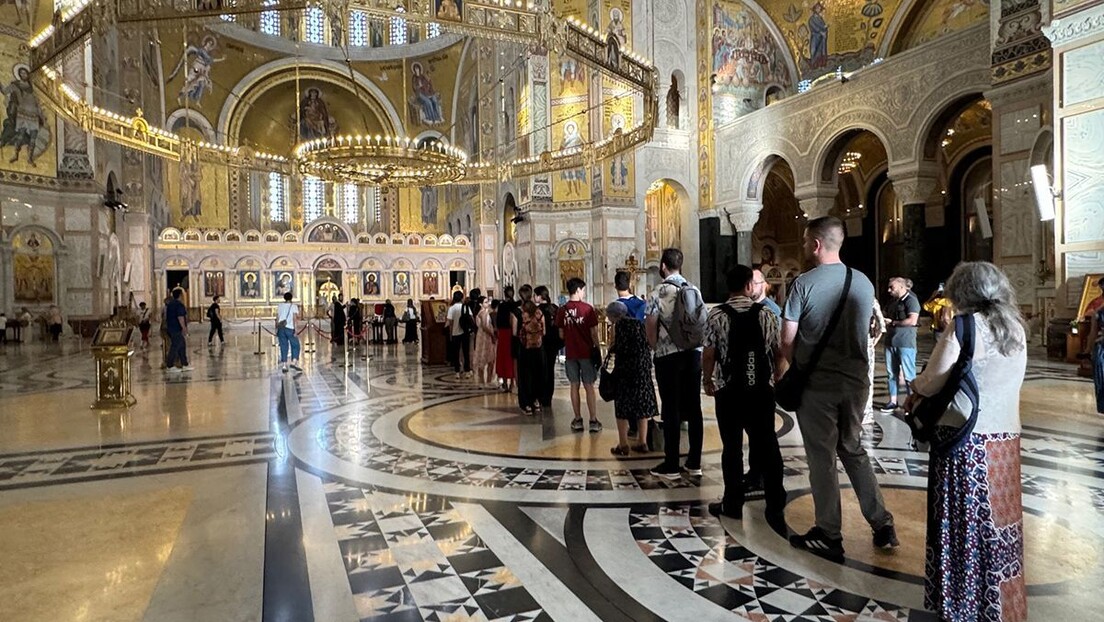 Hiljade vernika se poklonilo ruci Svetog Save