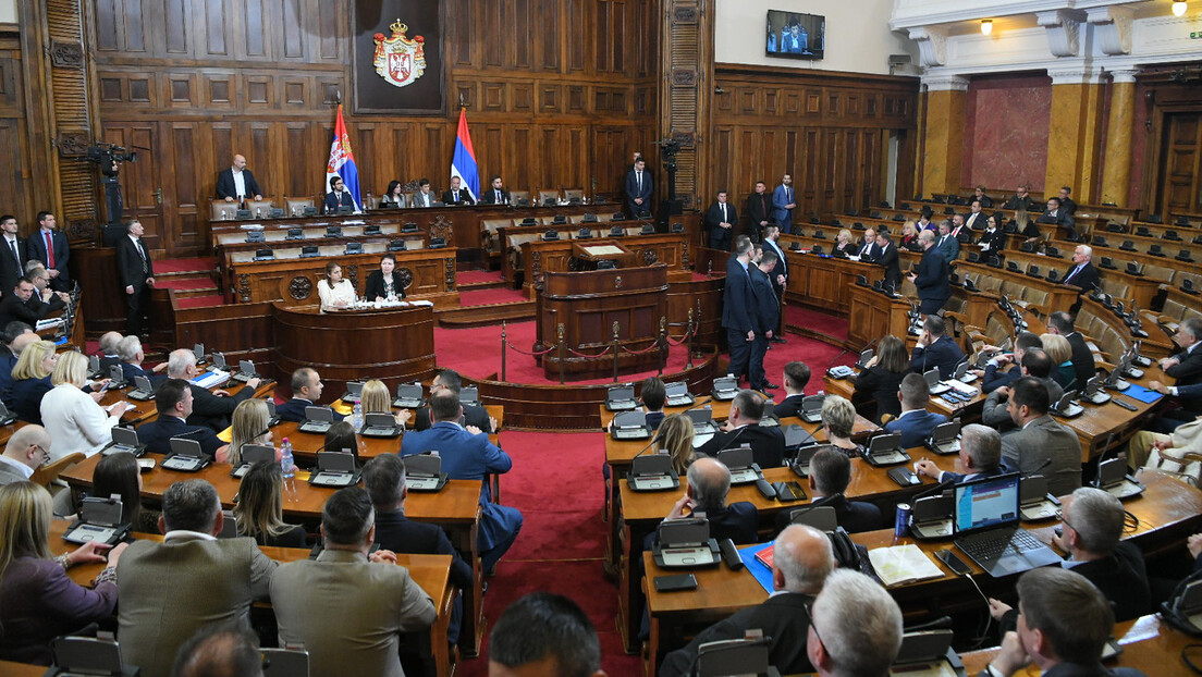 Vanredna sednica Skupštine Srbije: Poslanici o kupovini "rafala", ali i medijskim zakonima