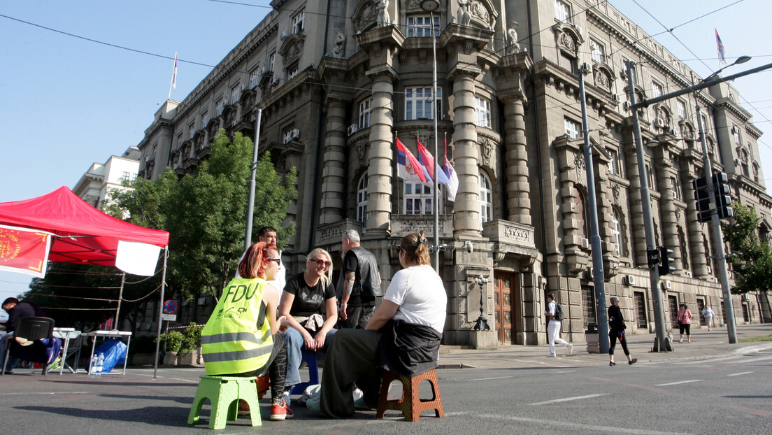 Nastavljen protest "fakulteti na raskrsnici" ispred Vlade Srbije, studenti 2.0 ispred Predsedništva
