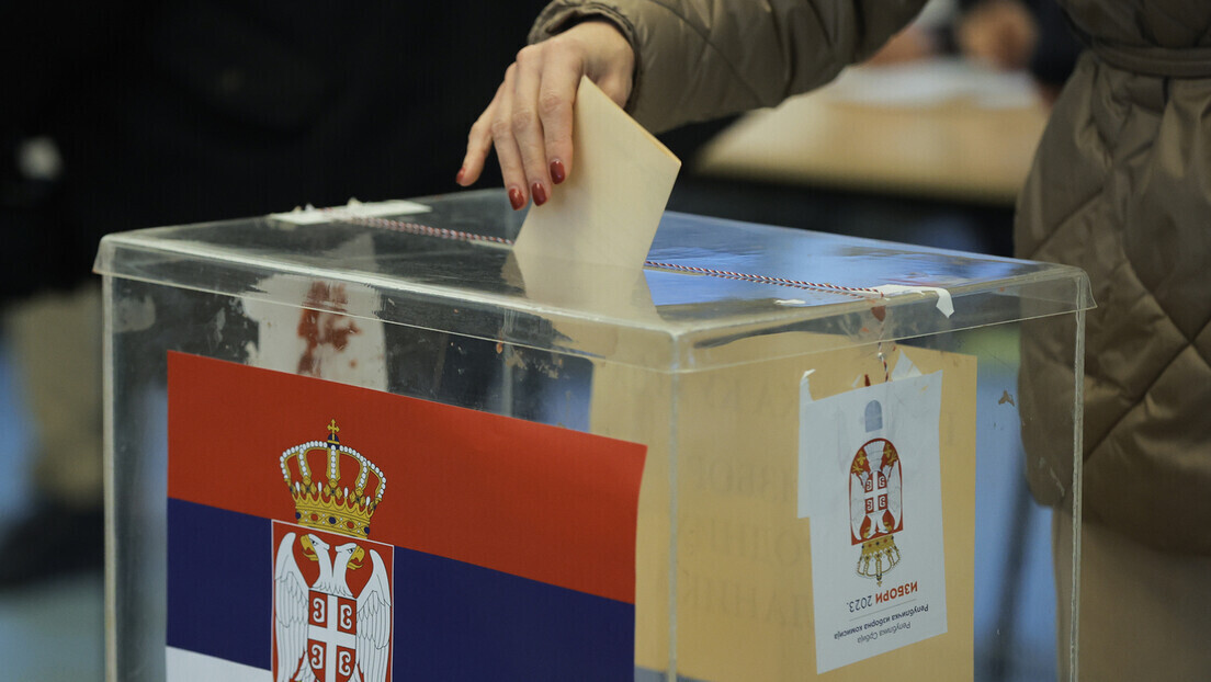 Izbori u dva tabora: Za koga bi glasali građani Srbije da se danas otvaraju birališta?