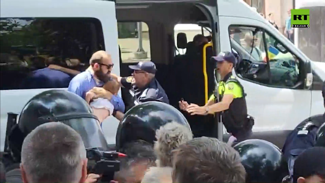 Moldavska policija udarila na protivnike LGBT parade: Tuku sveštenika i hapse roditelje sa decom