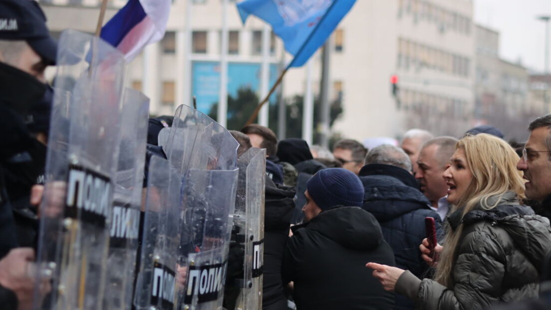 Uoči sednice: Blokiran ulaz u skupštinu u Novom Sadu, reagovala policija