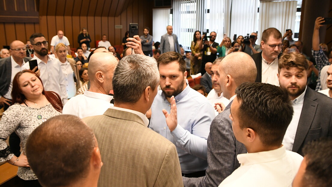 Buran početak sednice Skupštine Novog Sada: Odbornici opozicije ometali usvajanje dnevnog reda