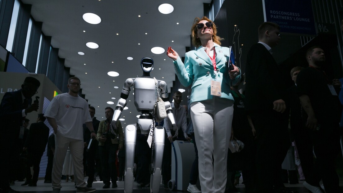 Robot Volođa pokupio sve simpatije Međunarodnog ekonomskog foruma u Sankt Peterburgu