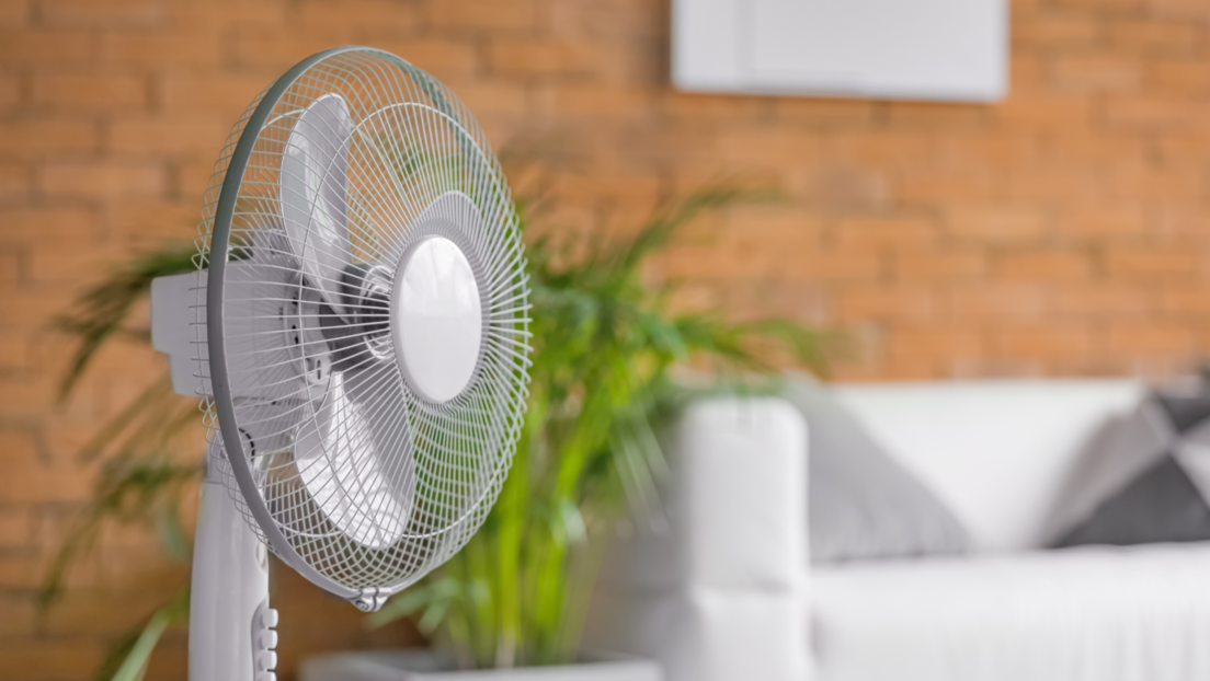 Želite da vas ventilator rashladi? Okrenite ga ka prozoru, a ne ka sebi