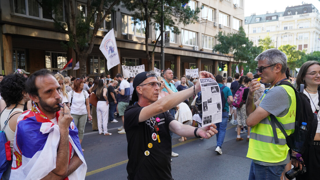 Članovi zborova i studenti u blokadi protestvovali ispred sedišta RIK-a