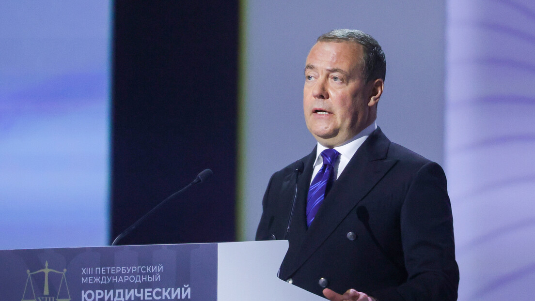 Medvedev: Niz zemalja spreman da snabdeva Iran nuklearnim oružjem