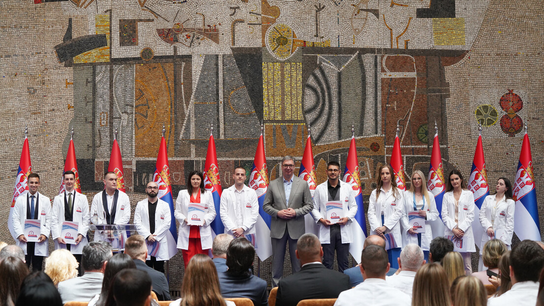 Dodeljeni ugovori o radu najboljim diplomcima medicinskih fakulteta