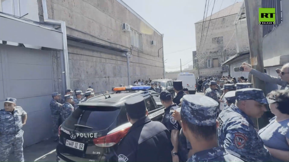 Sukob policije i sveštenstva: Priveden arhiepiskop Jermenske apostolske crkve (VIDEO)