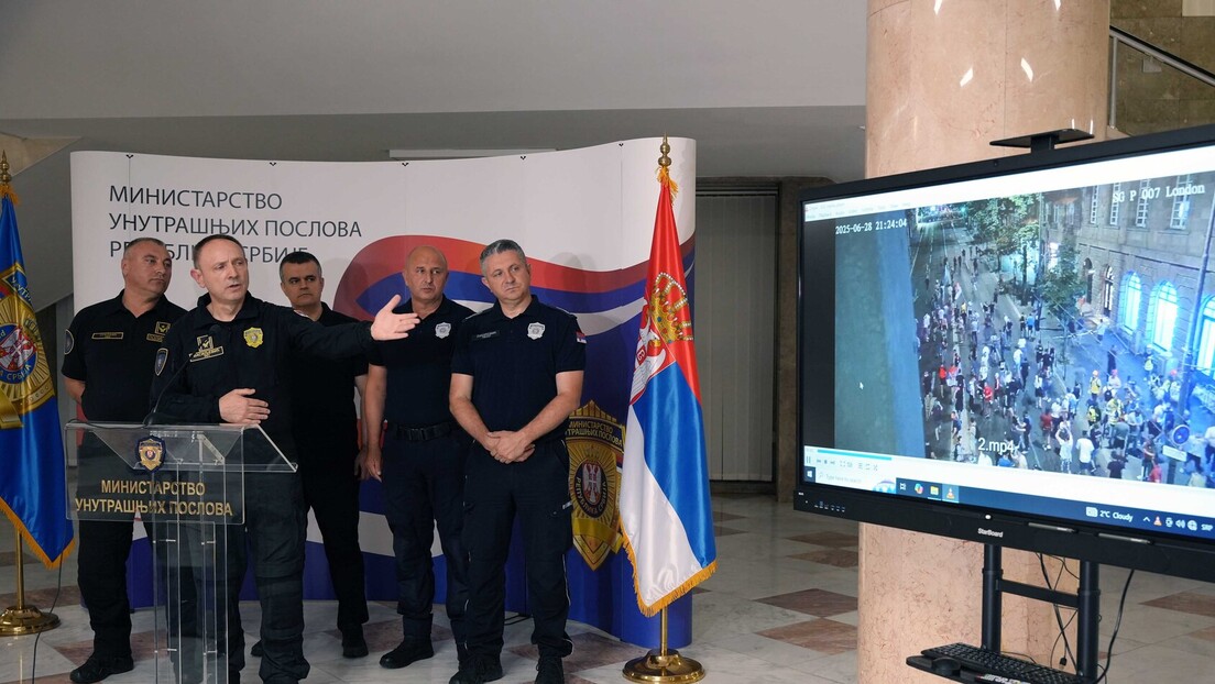 Direktor policije pokazao snimke: Redari s protesta skinuli prsluke i krenuli na policiju (VIDEO)