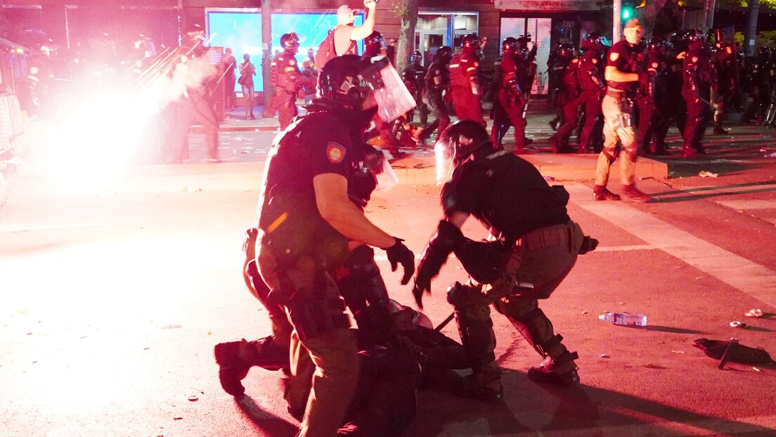 Dačić objavio podatke: U neredima na protestu povređeno 48 policajaca, privedeno 77 osoba