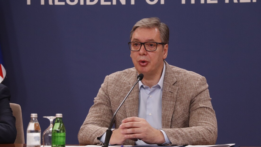 Vučić sa Makronom u Sevilji: Razgovor o tri bitne teme