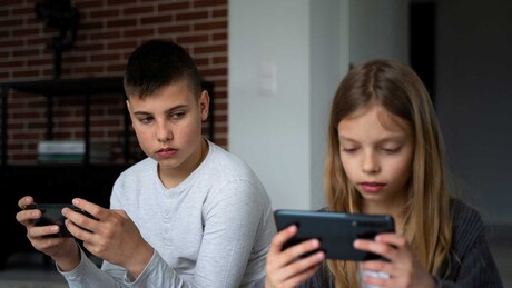 Deca u Srbiji sve više koriste AI četbotove - interesovanje udvostručeno za godinu dana
