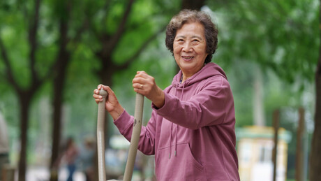 Baka ima 92 godine i svakog dana radi 200 sklekova i 100 trbušnjaka (VIDEO)