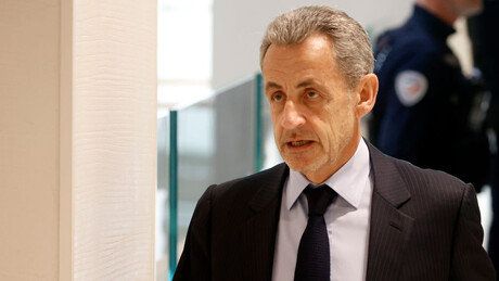 Sarkozi dobio nanogicu, pa ostao bez Legije časti