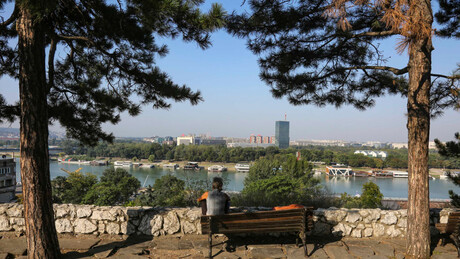 Sunčano i toplo, uveče kratkotrajna kiša ili pljusak