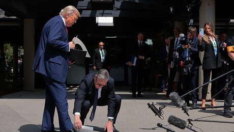 Trampu "ispao" dogovor sa Britancima: Starmer požurio da klekne (VIDEO)