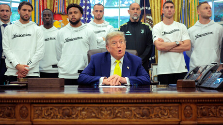 Трамп о Ирану и Израелу, нуклеарним ракетама и трансродним особама, а иза њега – Душан Влаховић