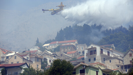 Bukti u Hrvatskoj: Gorelo od Omiša do Makarske rivijere, sumnja se na podmetanje požara