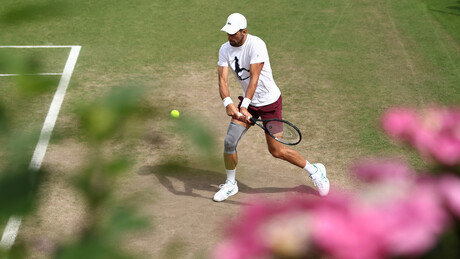 Đoković je stigao u London i odmah osetio travu, ali ga čeka pakao na Vimbldonu (VIDEO)