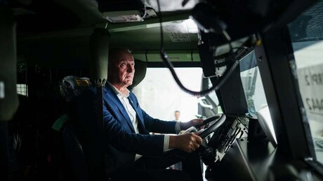 Turska nastavlja da naoružava BiH: Helez dobio oklopna vozila, pa seo za volan