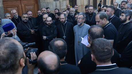 Jermenski arhiepiskop stigao u istražni komitet, ispred zgrade hapšenja vernika