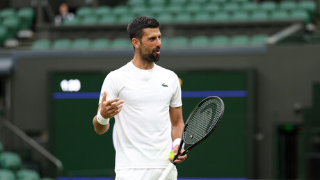 Novak propuštao prilike i doživeo poraz pred start Vimbldona, Rus bolji u egzibicionom meču