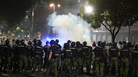 Након протеста на Славији: Сукоби с полицијом, више десетина ухапшених, повређено шест полицајаца