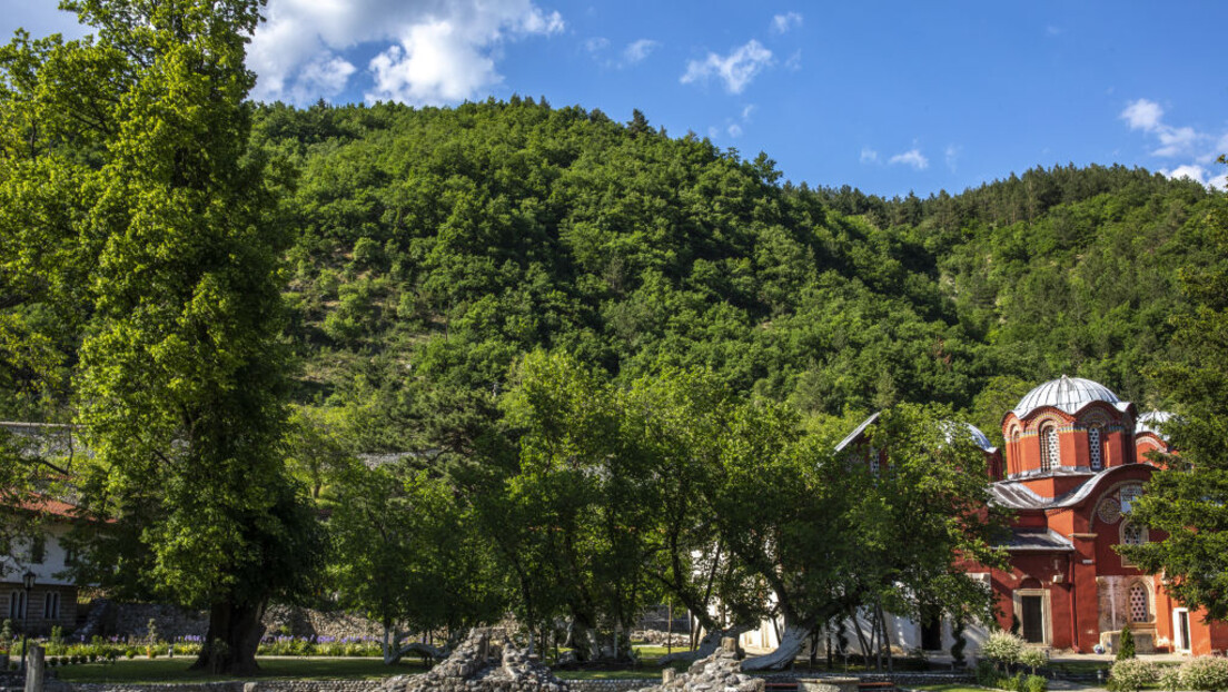 Mitrpolit crnogorsko-primorski Joanikije u Peći: Ovde su crkve i manastiri puni vernika