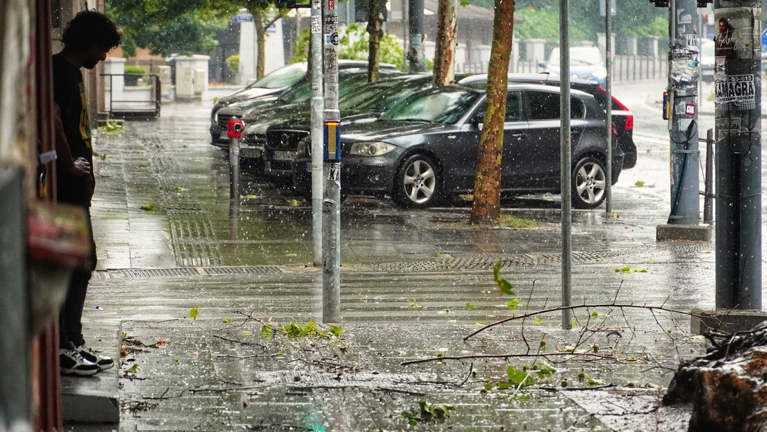 Nevreme stiglo u Srbiju: Jak vetar nosio sve pred sobom, u Beogradu povređeno pet osoba (VIDEO)