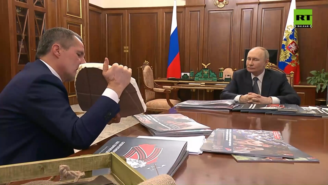 "Belgorod se ne predaje": Predsednik Putin dobio neobičan poklon (VIDEO)