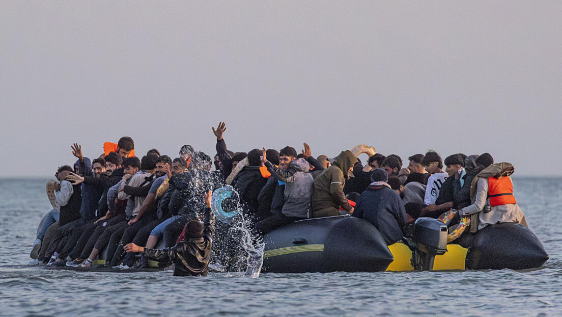 Dnevnik obalske straže otkrio: Britanci pokušali da probuše čamac s migrantima