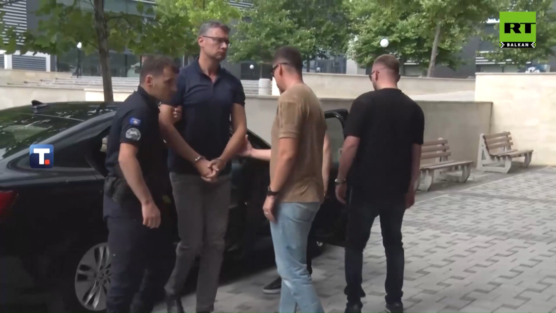 Slika Kurtijevog terora: Igor Popović sa lisicama na rukama doveden pred sud (VIDEO)