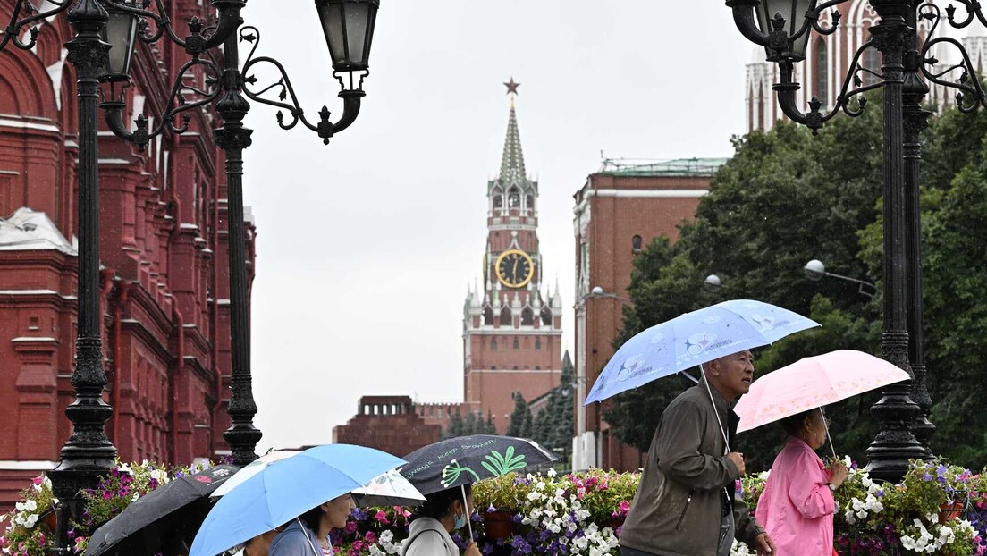 Moskva pod tropskim pljuskom: Ulice pretvorene u reke, građani izvukli i SUP daske (VIDEO)
