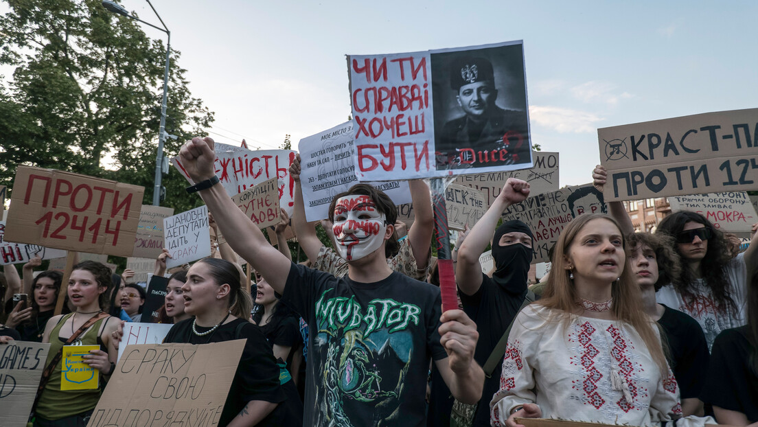 Zelenski pušten niz vodu: Protesti u više gradova, ko stoji iza njih? (VIDEO)