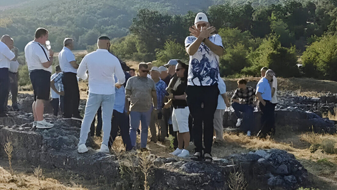Katolički sveštenik na ruševinama srpskog manastira: Malo samovoljnog obreda, malo govora mržnje