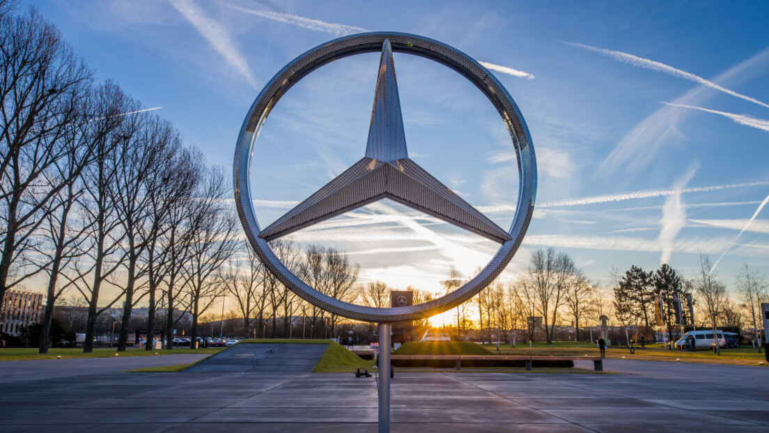 "Mercedes" prepolovio profit: Pad prodaje, carine pogađaju poslovanje