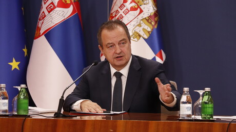 Dačić: Iznošenje balvana na put nije miran protest nego kršenje zakona, ne napadajte policiju