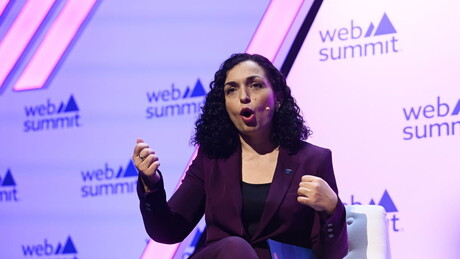 U stilu "oprostite mi moju ružnu prošlost": Kako je Osmanijeva postala Trampov papagaj