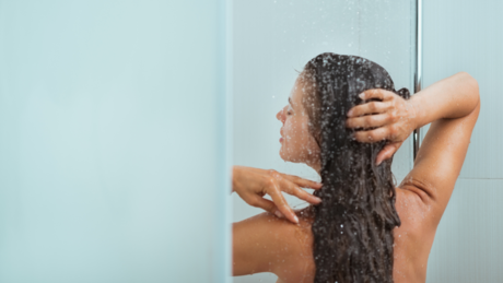 Tuširanje duže od 2 sata je u trendu - ali dermatolozi tvrde da nimalo nije korisno